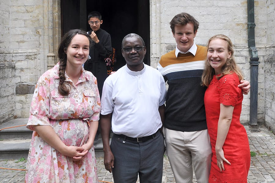 P. Santo Gaba ontmoet na de viering van 1 juni 2025 enkele jongeren