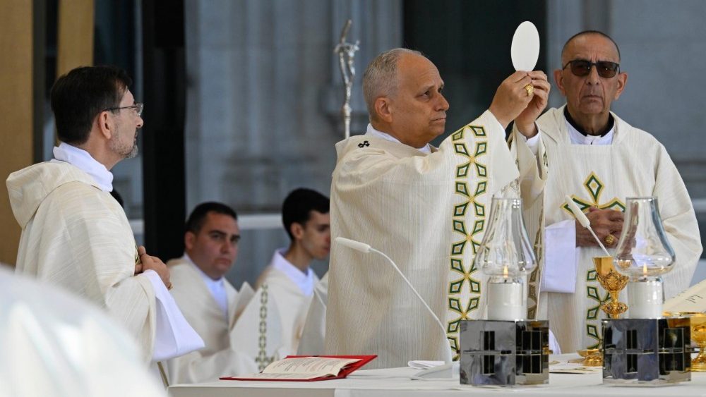 In Madrid herinnert de paus eraan dat religiositeit geen museumstuk uit het verleden is, maar een school van het geloof